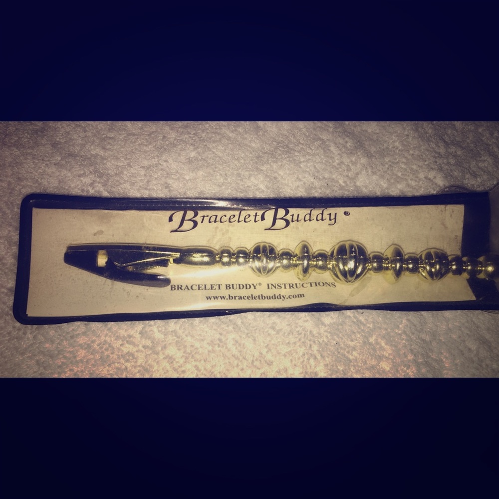 Bracelet Buddy tool for one handed bracelet close